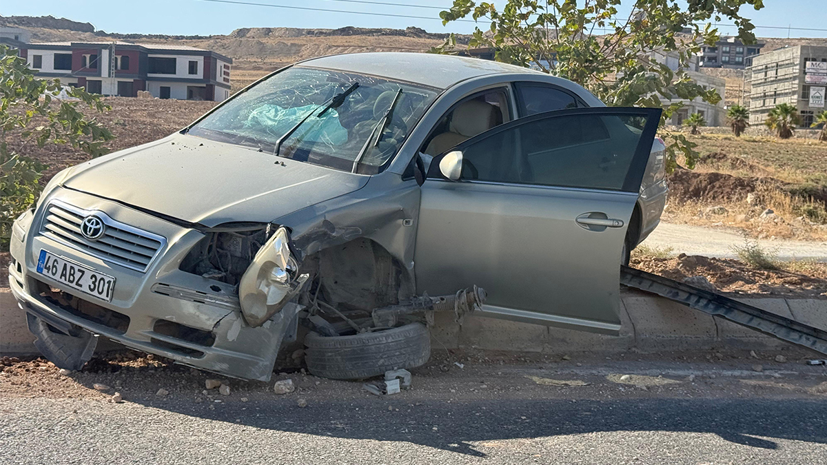 Şanlıurfa'da kontrolden çıkan otomobil refüje çıktı