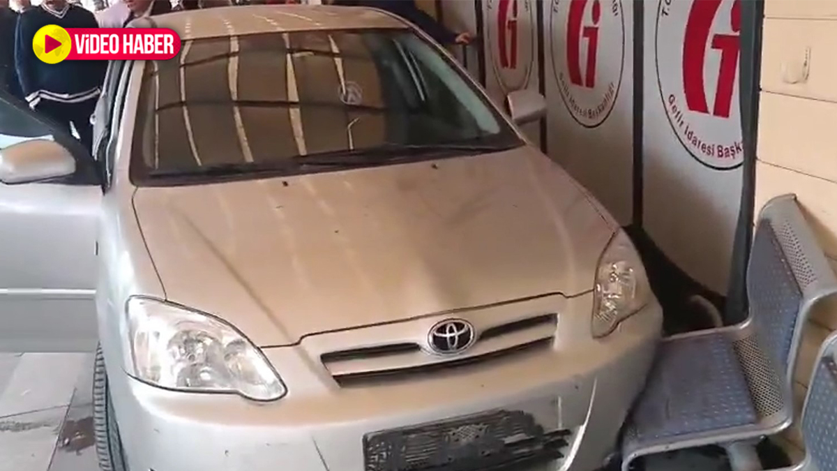 Şanlıurfa'da kontrolden çıkan otomobil vergi dairesine daldı!