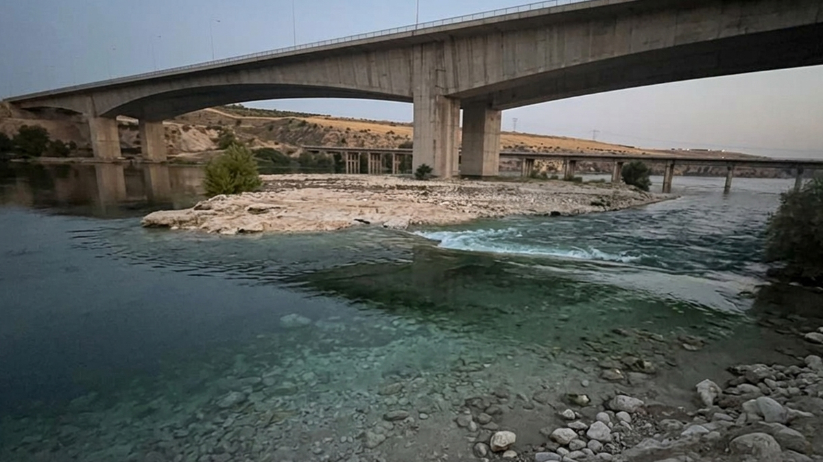 Şanlıurfa’da su seviyesi yükseldi! Köprü altında mahsur kaldılar
