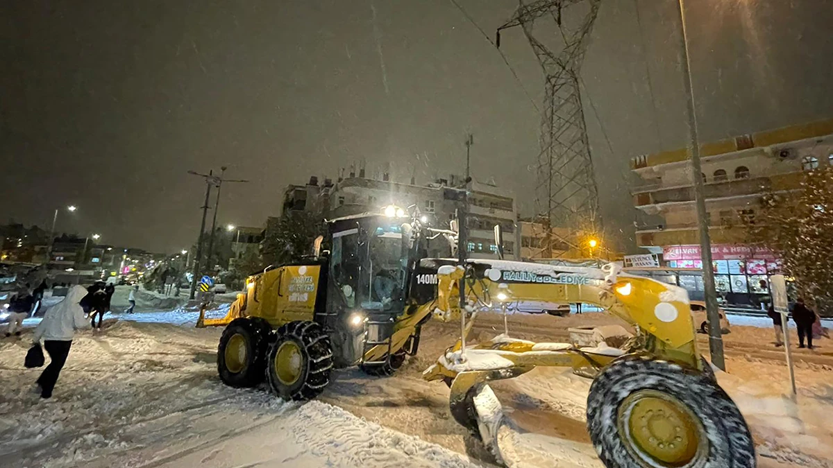 Şanlıurfa’da gece boyu kar mesaisi