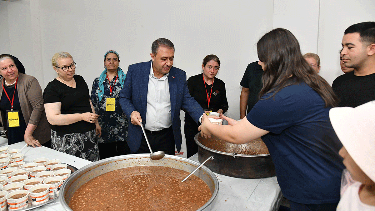 Vali Şıldak kazanın başına geçti: Kendi eliyle vatandaşlara aşure ikram etti