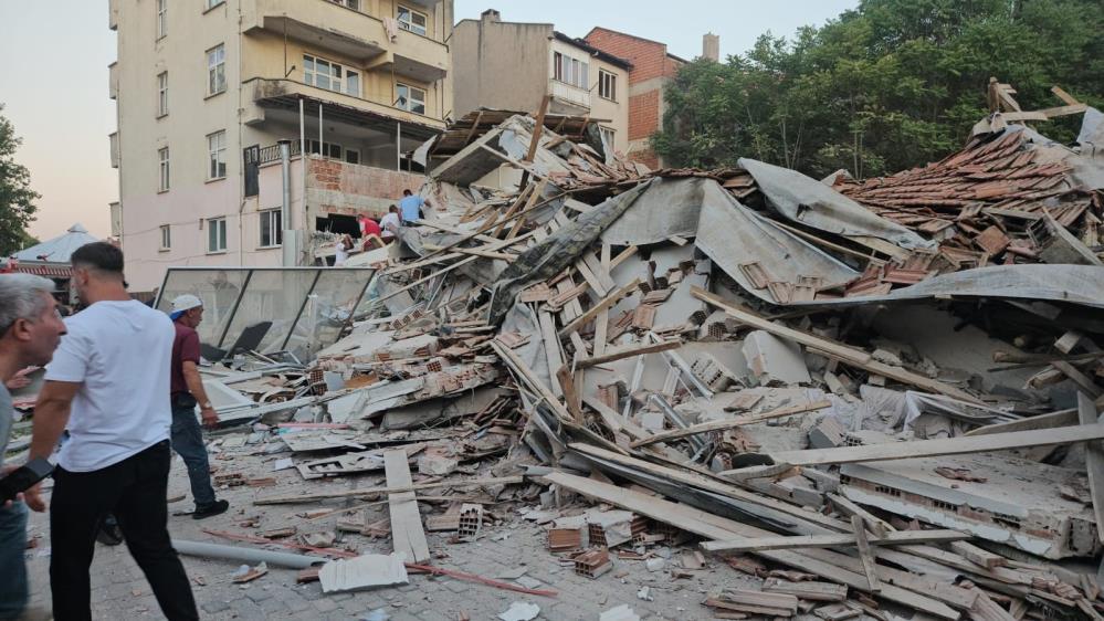 Balıkesir'deki depremde bir bina çöktü! Hasarlı binalara girmeyin uyarısı...