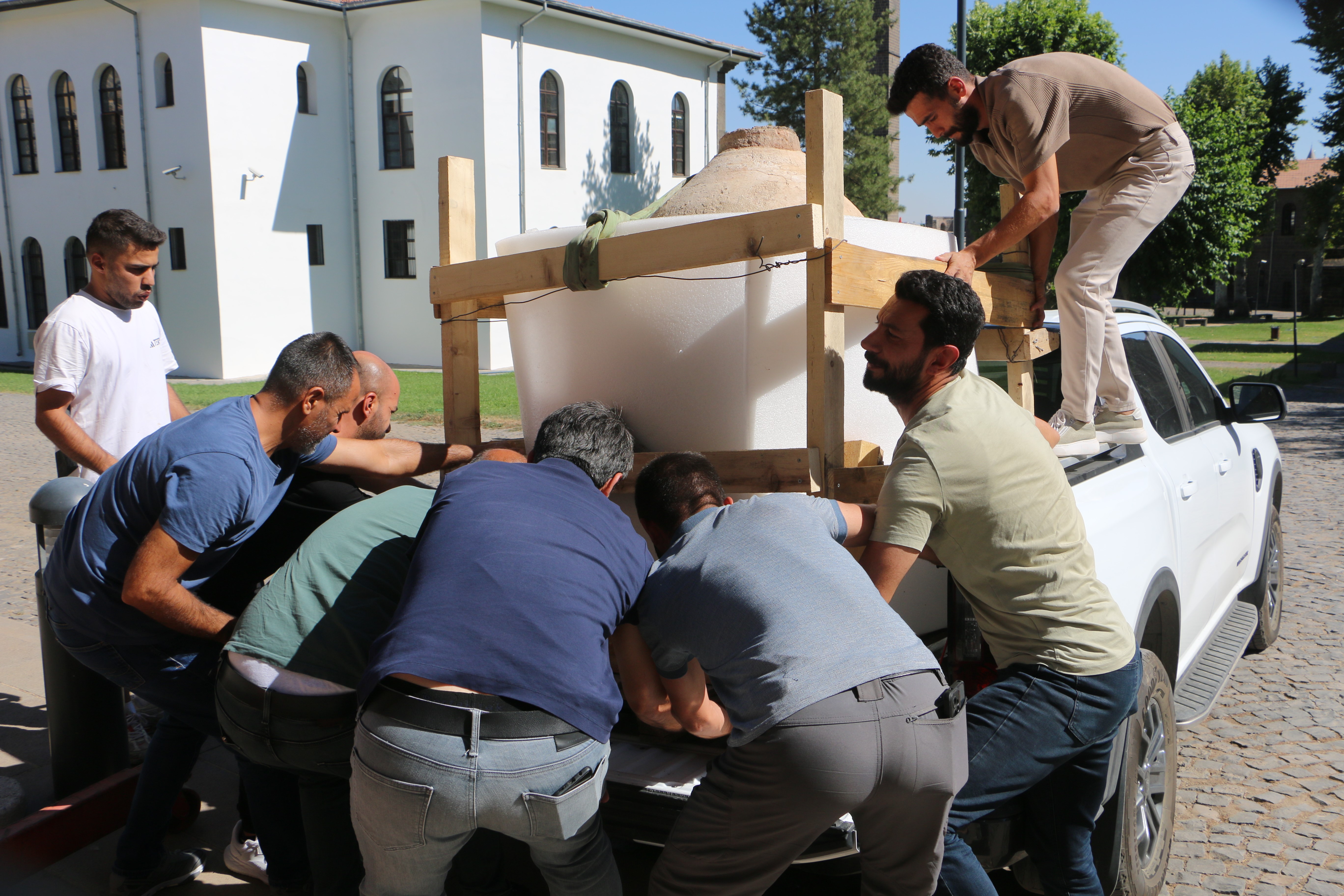 Eşi ölünce evinde sakladığı 8 bin yıllık eseri müzeye verdi