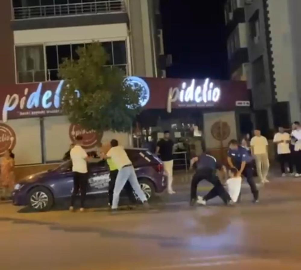 Şok olay! Polise saldırı anı kamerada...