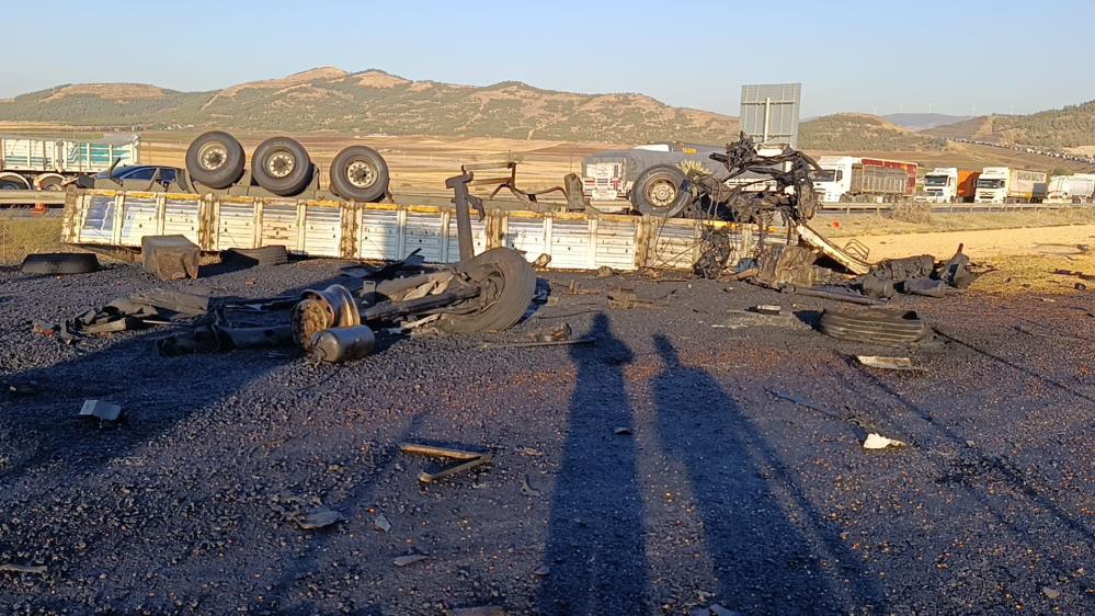 Freni patlayan tır iş makinasına çarptı! Paramparça oldu