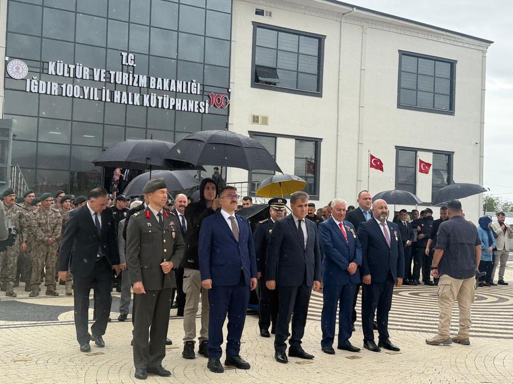 Gaziler Günü'nde tepki çeken anlar: Valiye şemsiye gaziler yağmur altında!