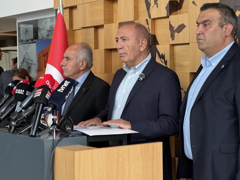 CHP’de Gürsel Tekin, Barış Yarkadaş ve 4 üye ihraç edildi