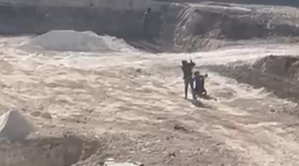 Komşu kentte vicdanları sızlatan anlar: Çocuk işçiye inşaat alanında darp!