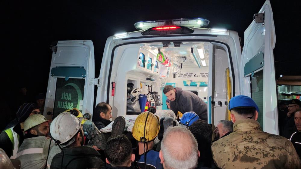 Günün en acı karesi madencilerden: Çizmeleriyle morga kaldırıldı!