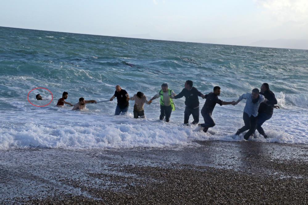 Diyarbakırlı kardeşleri için denizde insan zinciri: 2 kardeş kurtuldu ancak...