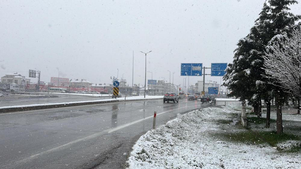 İlçede büyük şaşkınlık: Mevsim bahar, dışarıda lapa lapa kar!