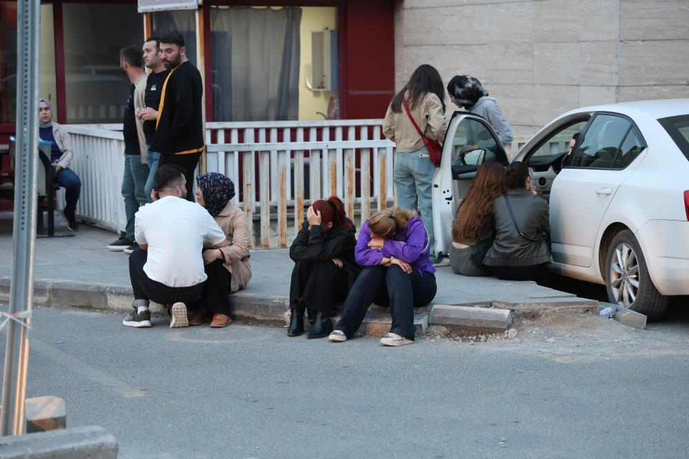 Hastane önünde acı ve umut bir arada... Yaralı öğrencilerin aileleri bekleyişini sürdürüyor