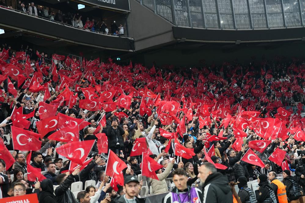 Beşiktaş taraftarı Şanlıurfa'yı unutmadı: Tribünde duygusal anma