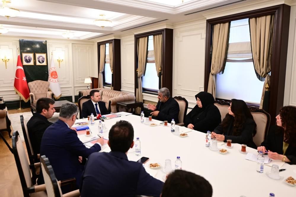 Bakan Gürlek, Rojin Kabaiş'in ailesiyle görüştü: Bu işin sonuna kadar üzerine gideceğiz