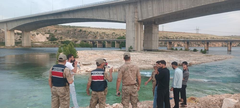 Fırat'ın suyu yükseldi: Piknik yaparken mahsur kaldılar!