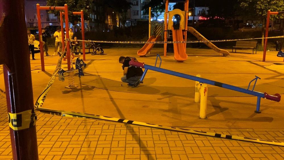 Parktaki gençlere pompalı tüfekle saldırdı: Çok sayıda yaralı var