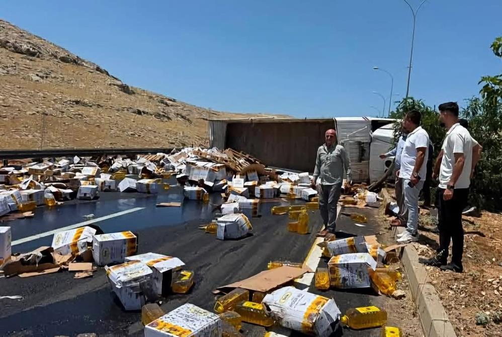 Şanlıurfa'da TIR devrildi, yolu trafiğe kapattı!