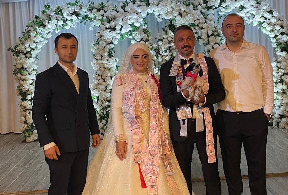 Böyle takı görülmedi: Altın yerine köpek taktı