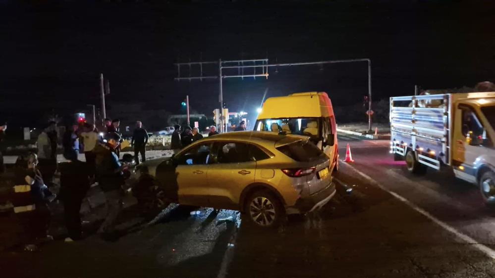 Otomobil ile minibüs çarpıştı: Çok sayıda yaralı var!