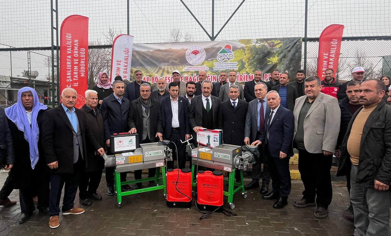 Şanlıurfa'da üzüm üreticilerine destek: Modern ekipman dağıtıldı