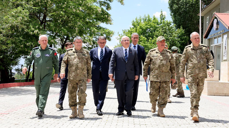 Bakan Güler ve TSK komuta kademesi İran sınırında