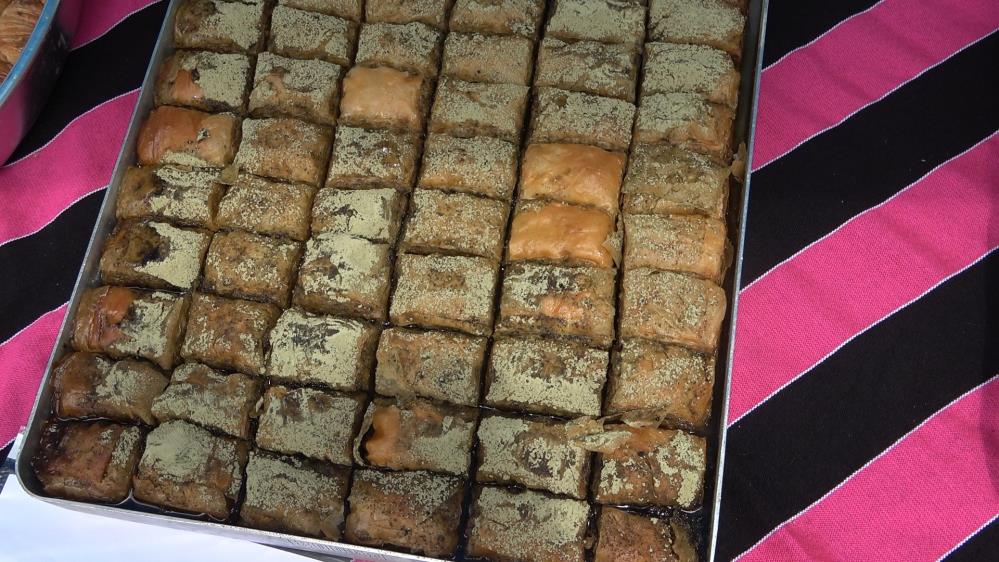 Bu da yeni çıktı! Yeşil çay pudralı baklava