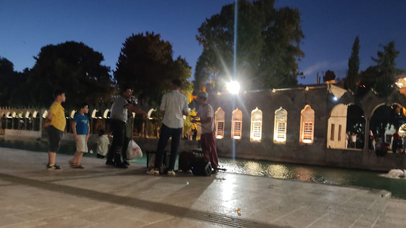 Balıklıgöl’de viyolonsel konseri veren yabancıya güvenlik müdahalesi