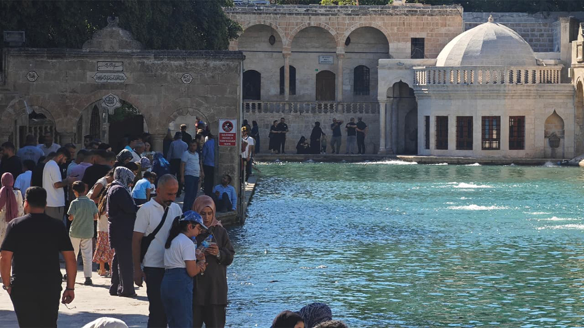 Sıcaklık düşünce Şanlıurfalılar Balıklıgöl’e koştu