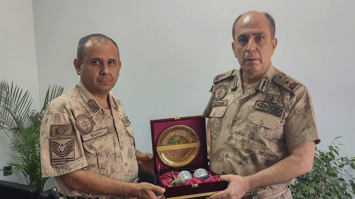 Şanlıurfa'da emekli olan kıdemli başçavuşa veda! Urfa hatırasıyla uğurlandı