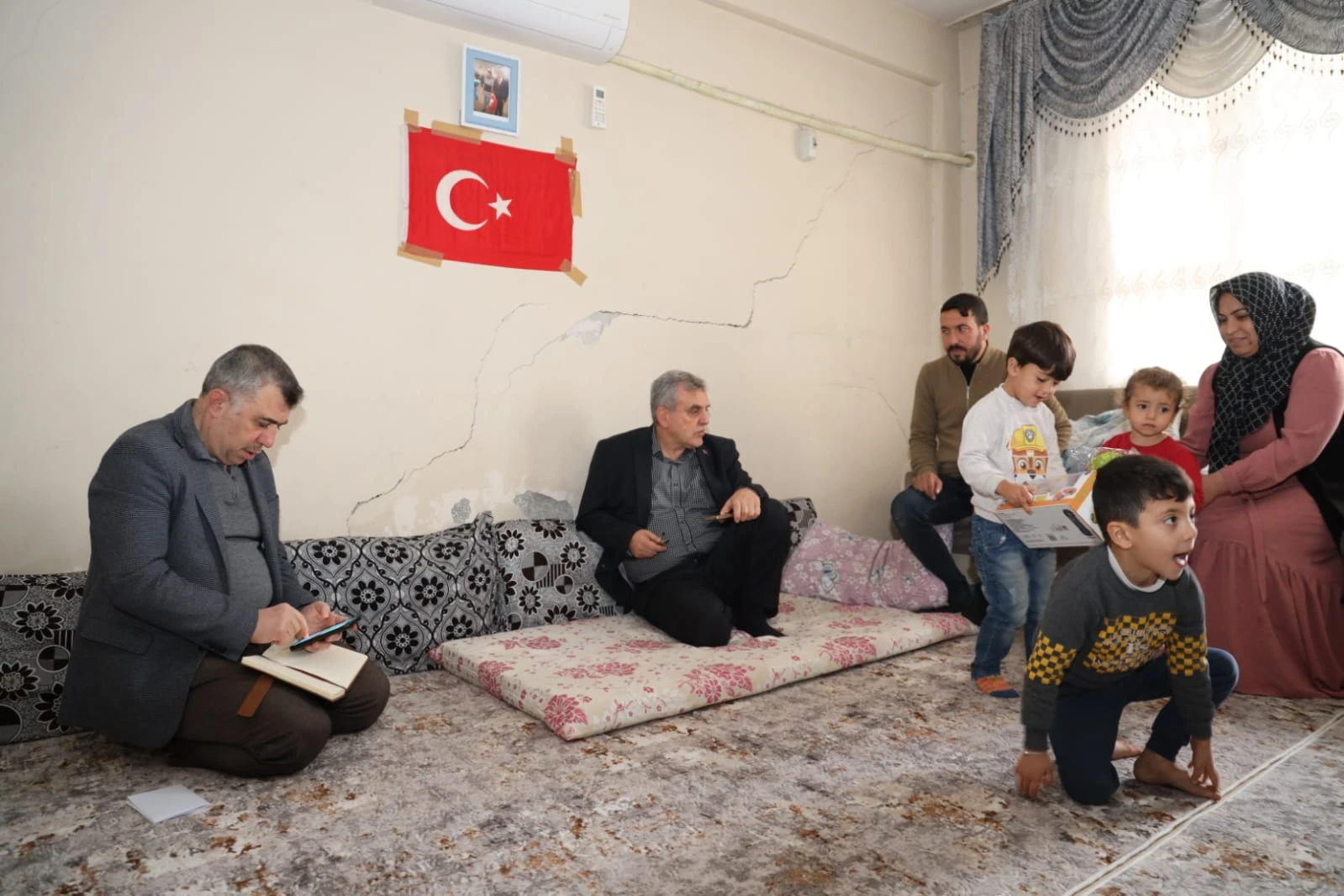 Başkan Beyazgül ev ziyaretlerinde çocuklarla buluştu