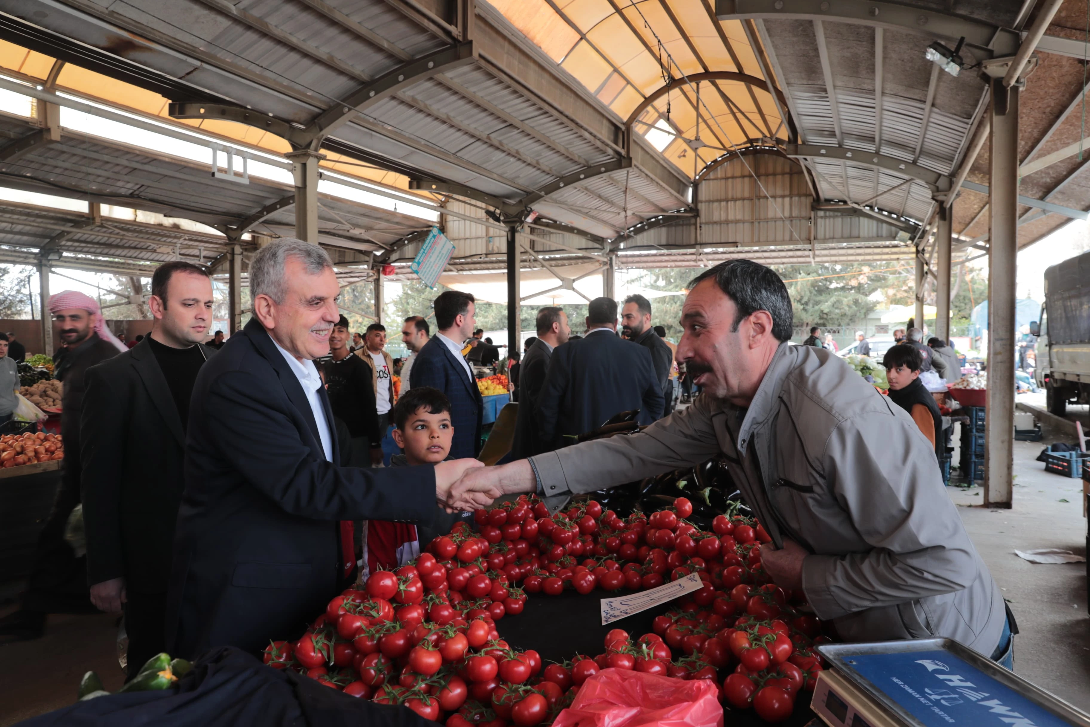 Başkan Beyazgül esnaf ve vatandaşlarla iç içe