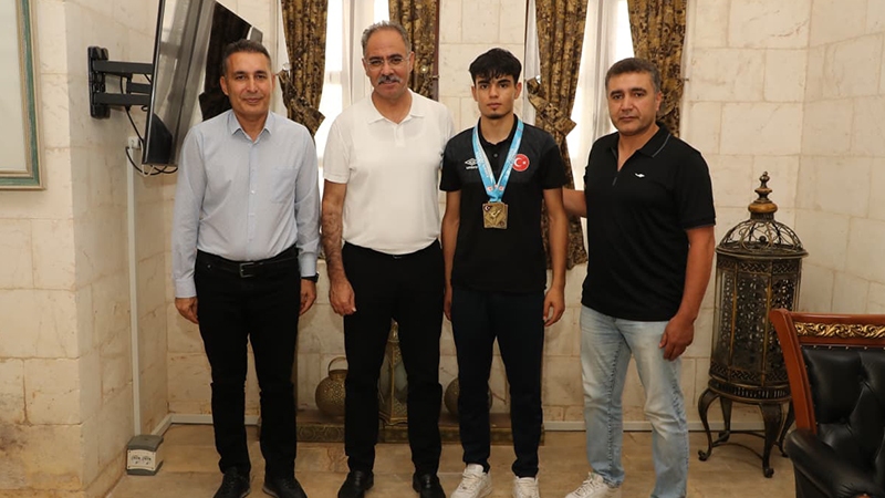 Başkan Kuş’tan iki altın madalya kazanan sporcuya tebrik