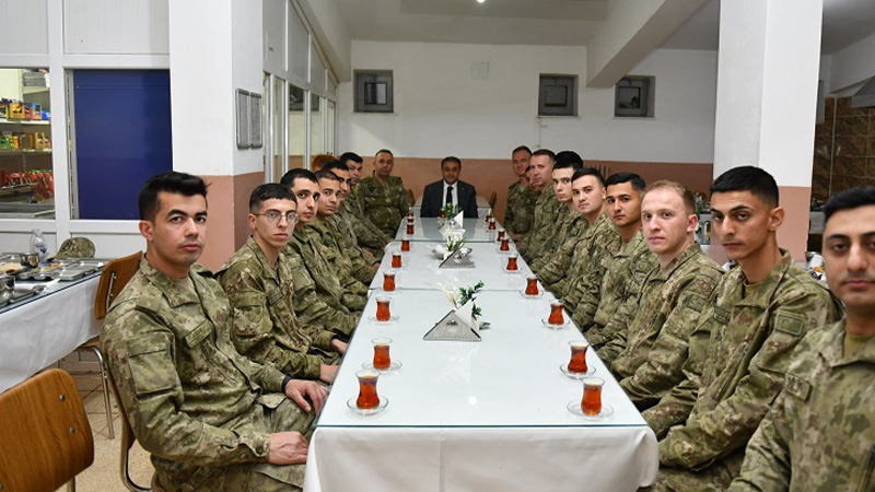 Şanlıurfa Valisi Şıldak sınırdaki askerlerle iftar yaptı