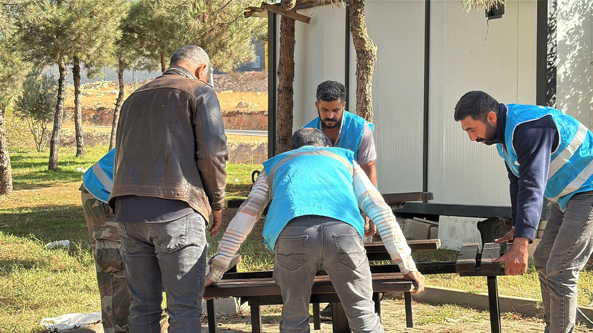 Eyyübiye'de atölyeden çıkan mobilyalar parkları yeniliyor