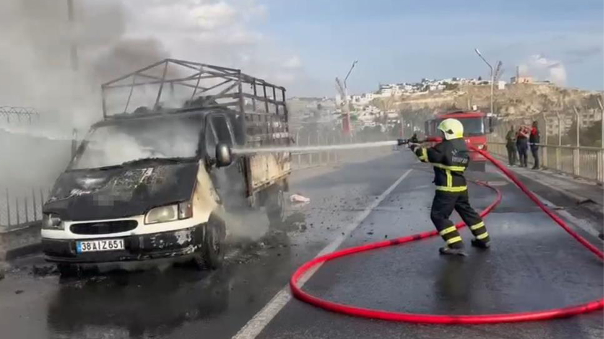 Şanlıurfa’da kamyonet alev aldı: Sürücünün dikkati sayesinde 3 kişi kurtuldu