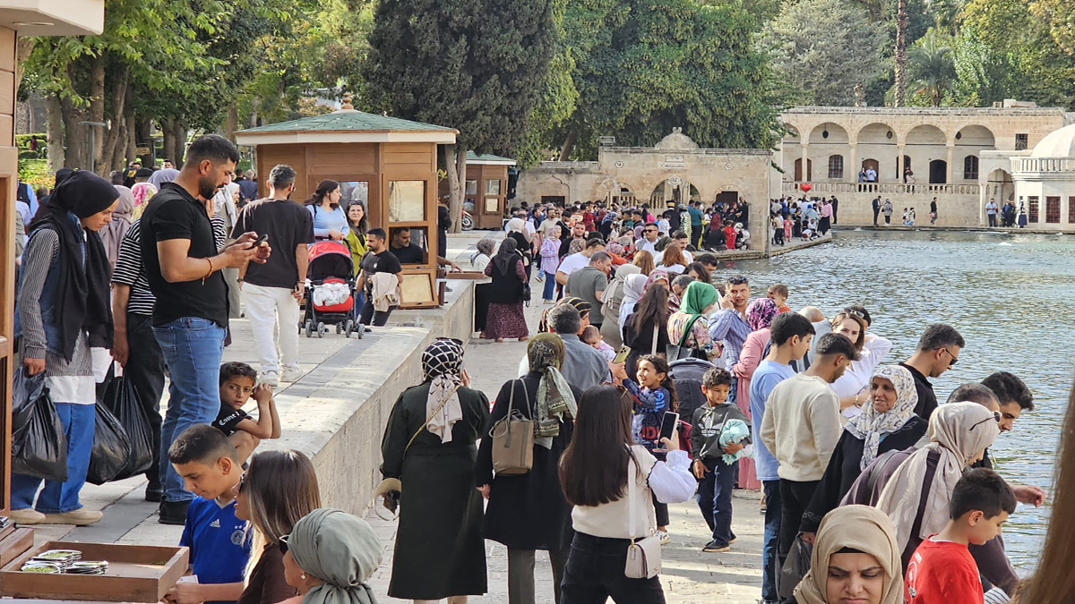 Şanlıurfa hafta sonu ziyaretçi akınıyla doldu taştı