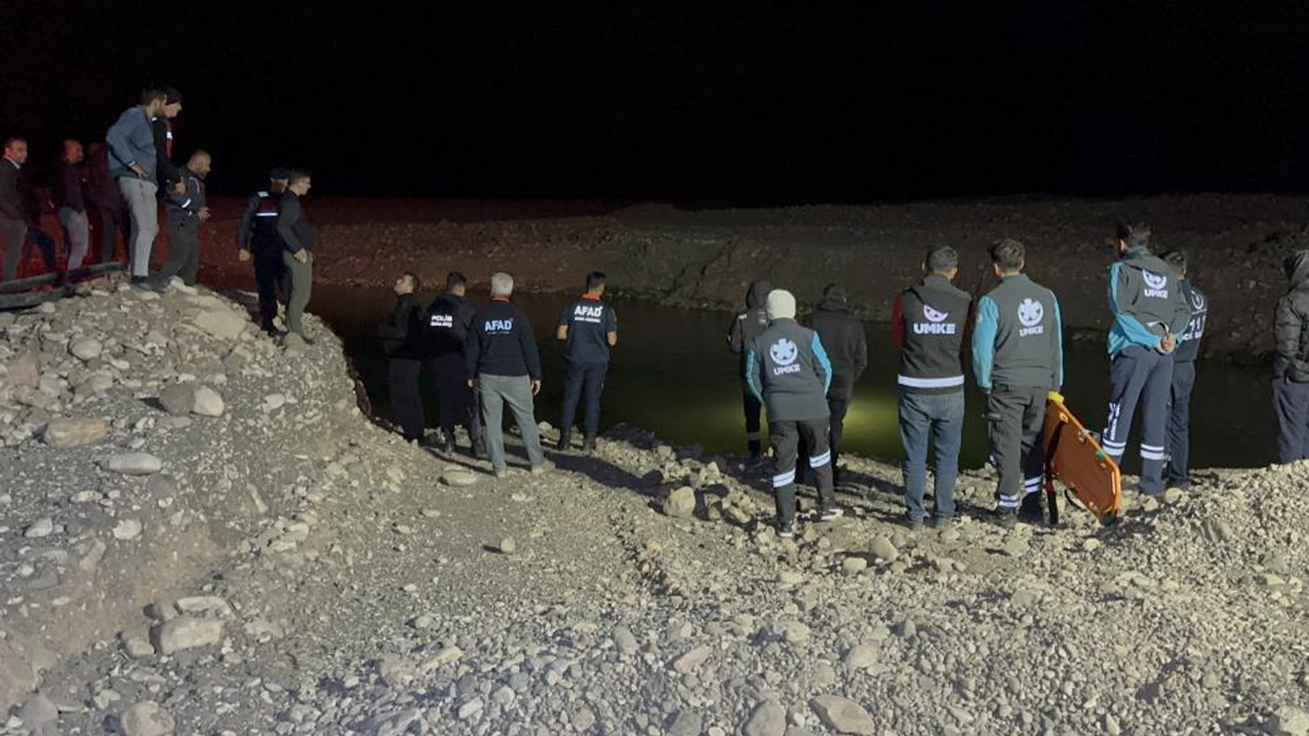 Şanlıurfa'nın yanı başında kamyonet gölete düştü!