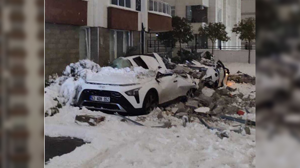 Şanlıurfa'da faciadan dönüldü: Dev beton parçaları araçların üzerine düştü!