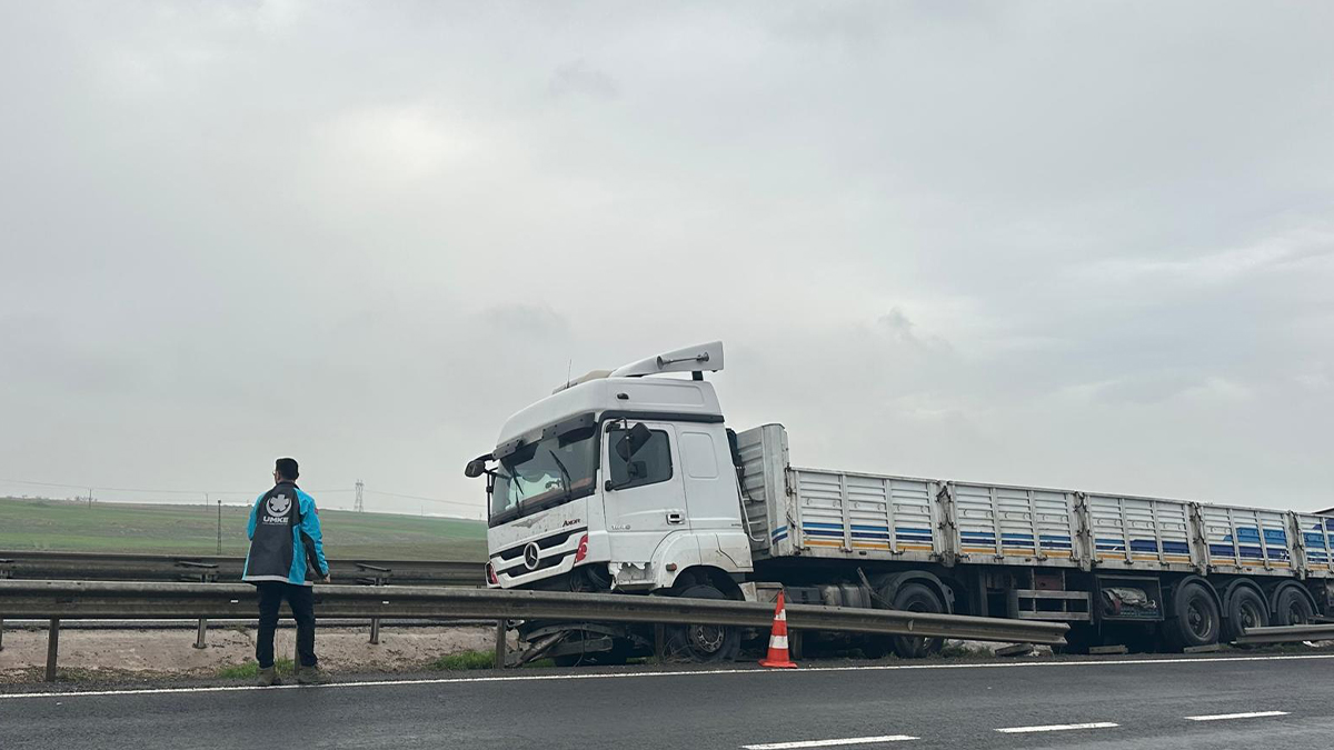 Şanlıurfa'da kontrolden çıkan tır demir bariyerlerlere çarptı!