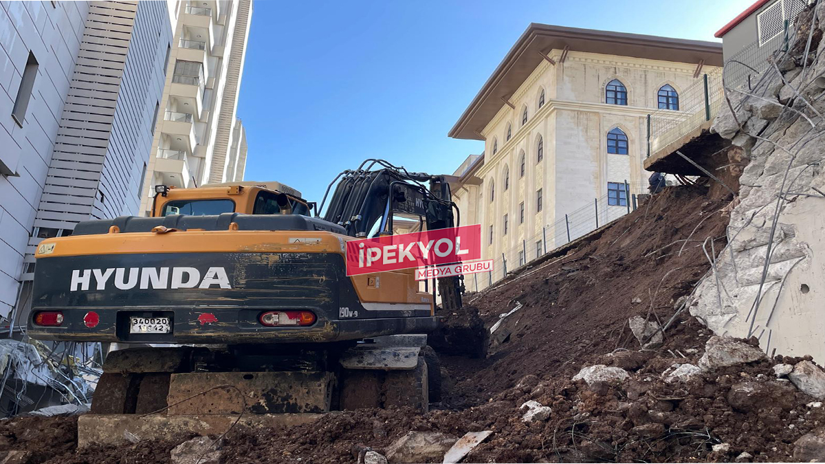 Şanlıurfa'da lüks sitenin duvarı çöktü: Daireler kullanılamaz hale geldi