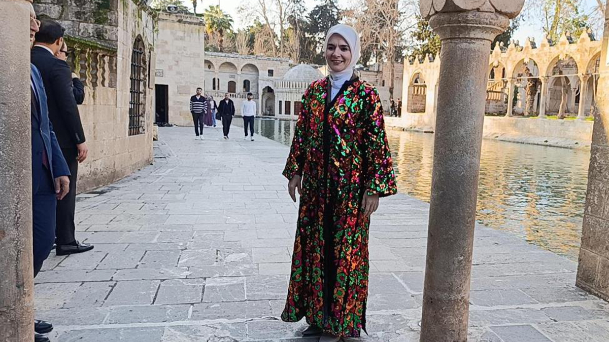 Bakan Göktaş Şanlıurfa’nın yöresel kıyafetleriyle Balıklıgöl’de