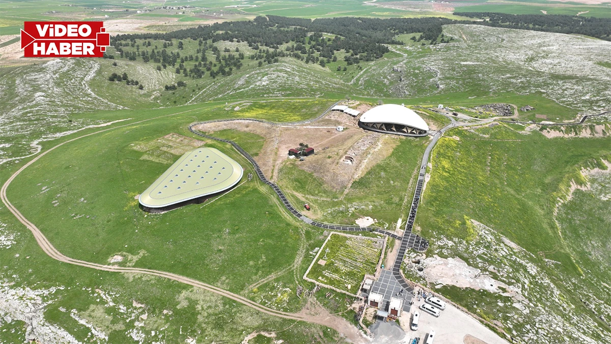 Baharın renkleri Göbeklitepe’yi sardı: Ziyaretçiler adeta büyülendi