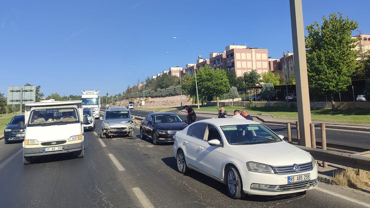 Şanlıurfa’da Akabe çıkışında kaza! Araçlar çarpıştı...