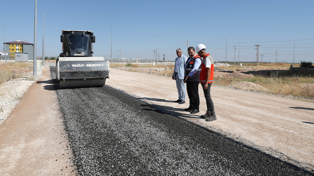 Karaköprü'de yol seferberliği: Sathi kaplama çalışmaları hız kazandı