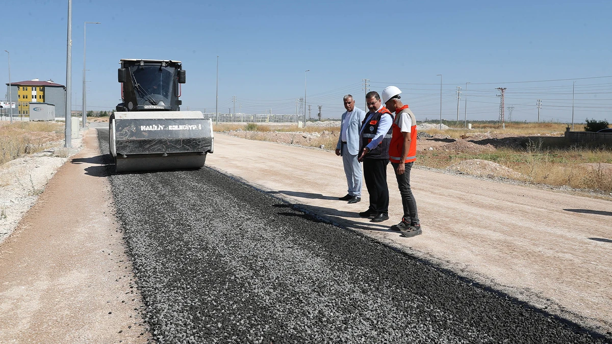 Karaköprü'de yol seferberliği: Sathi kaplama çalışmaları hız kazandı