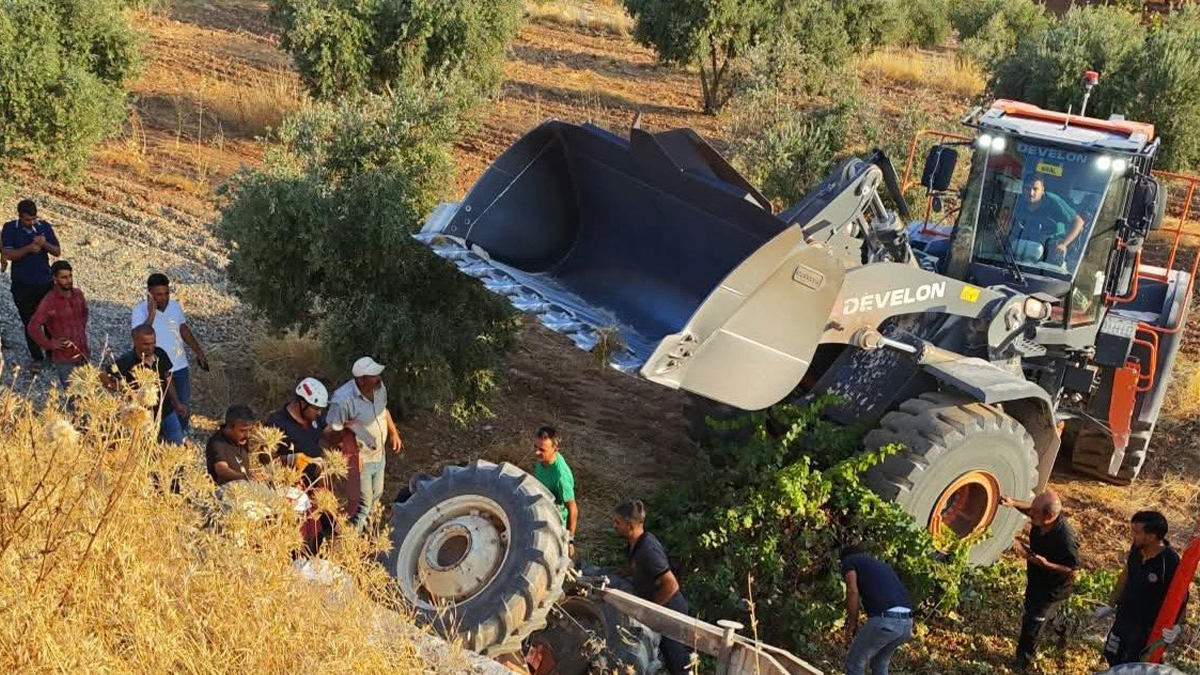Şanlıurfa'da fıstık yüklü traktör devrildi: Sürücü yaralandı