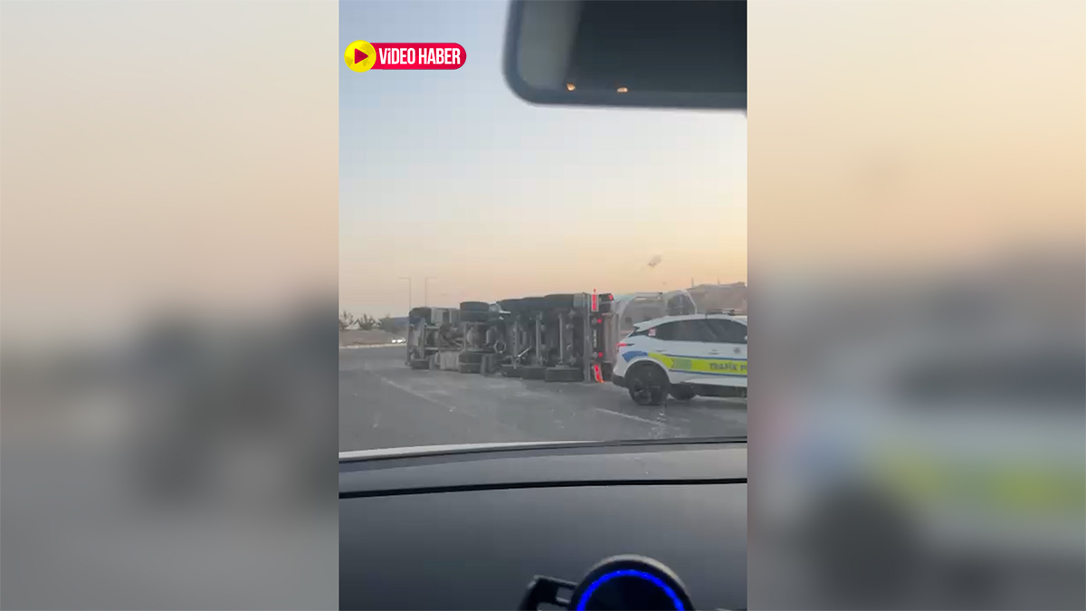 Şanlıurfa'da tır yola devrildi!