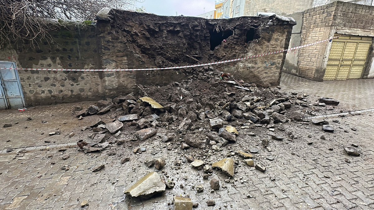 Şanlıurfa’da yağmura dayanamayan evin duvarı çöktü!