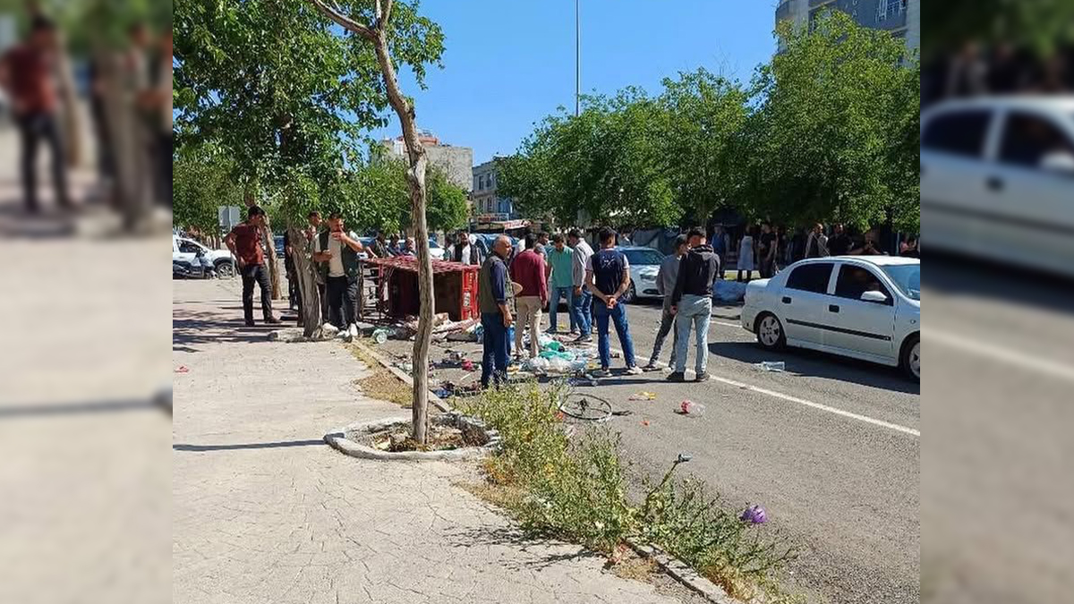 Şanlıurfa'da otomobil ile sepetli motosiklet çarpıştı: Sürücü yaralandı, eşyalar...