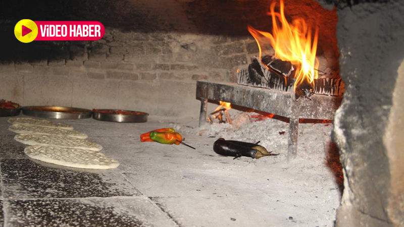 Şanlıurfa'da 50 dereceyi aşan sıcakta taş fırın mesaisi